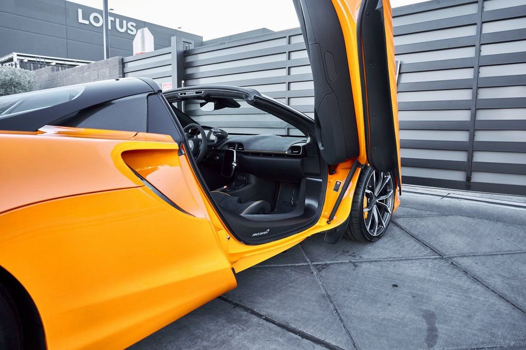 Used 2025 McLaren Artura Spider RWD image 36