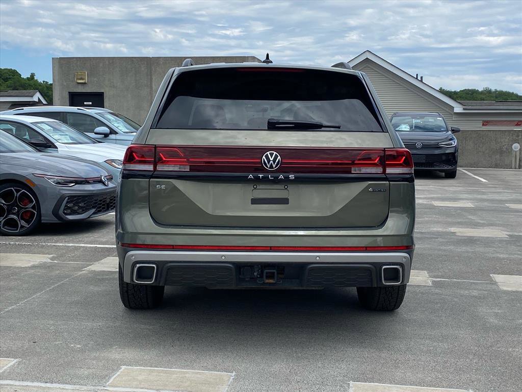 Certified 2025 Volkswagen Atlas Peak Edition SE AWD/4WD image 3