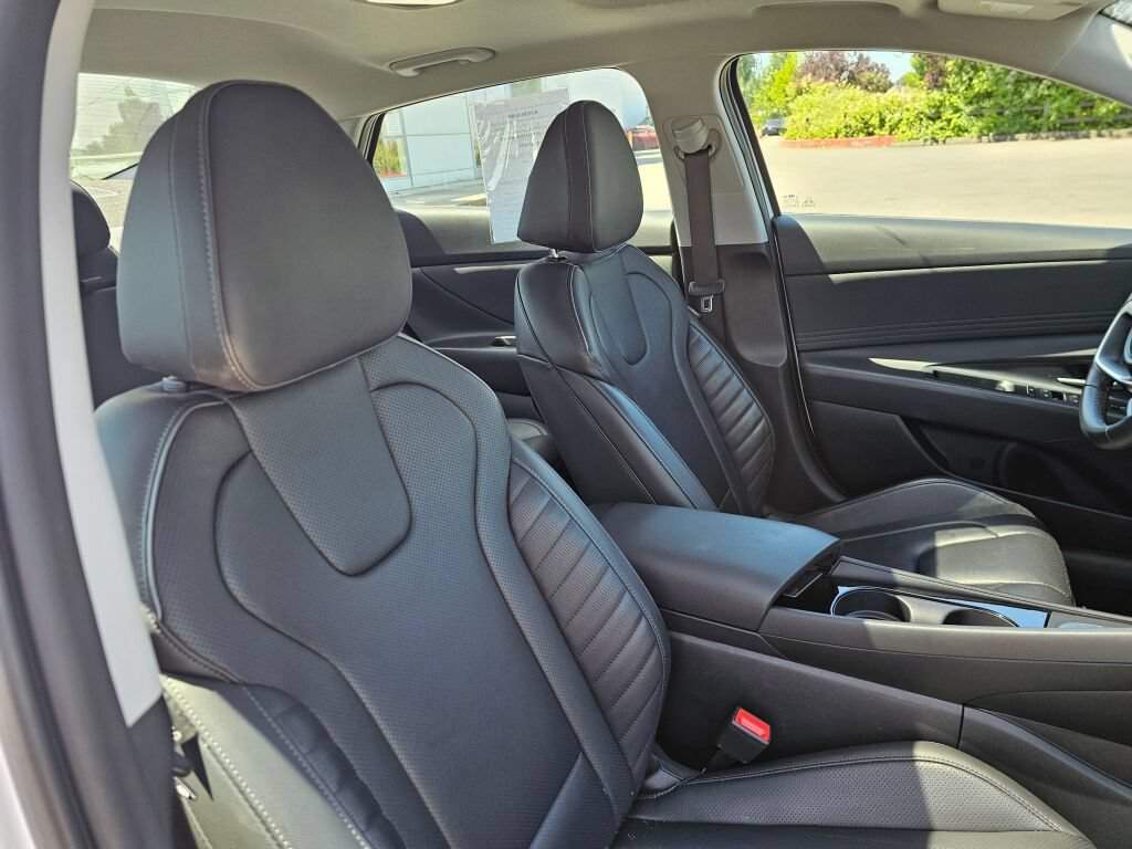 Used 2025 Hyundai Elantra Limited FWD image 12