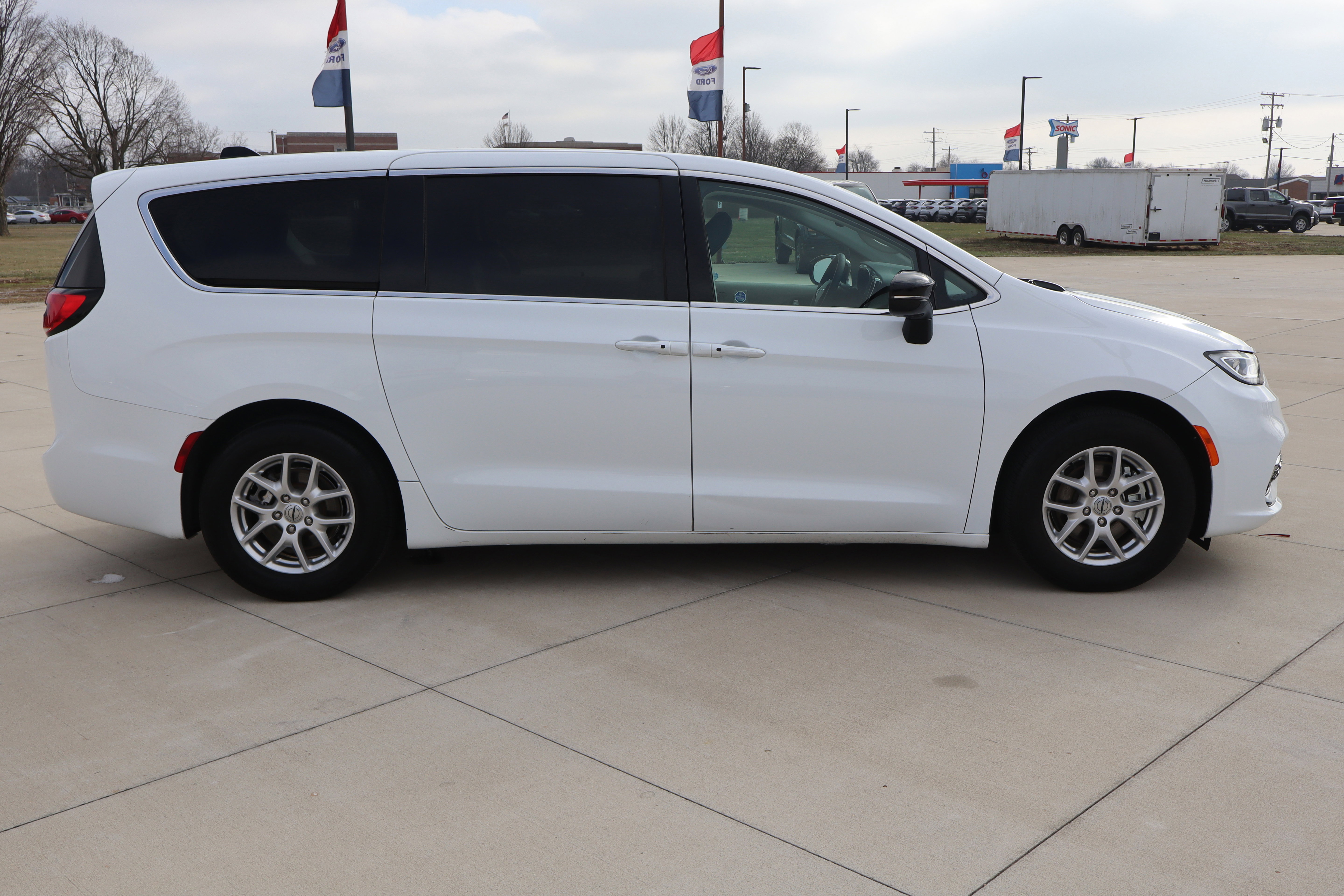 Used 2024 Chrysler Pacifica Touring-L image 5