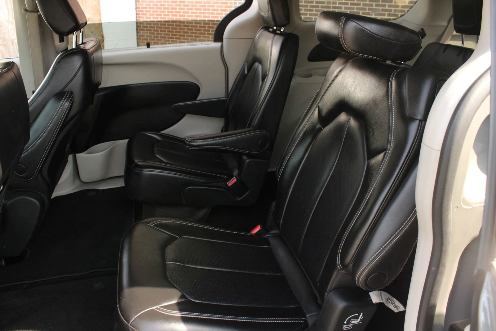 Used 2023 Chrysler Pacifica Touring-L FWD image 19