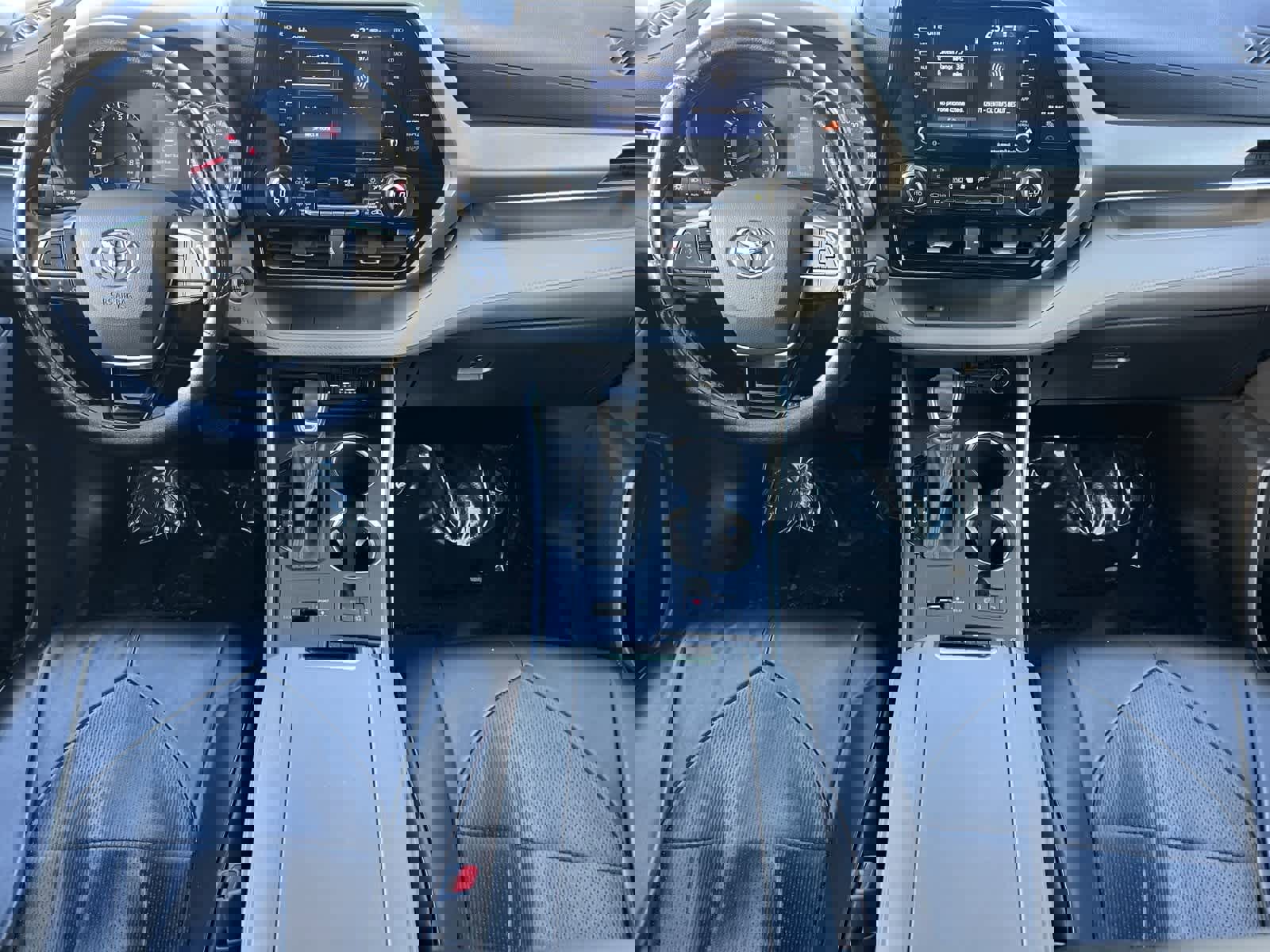 Used 2021 Toyota Highlander LE image 4