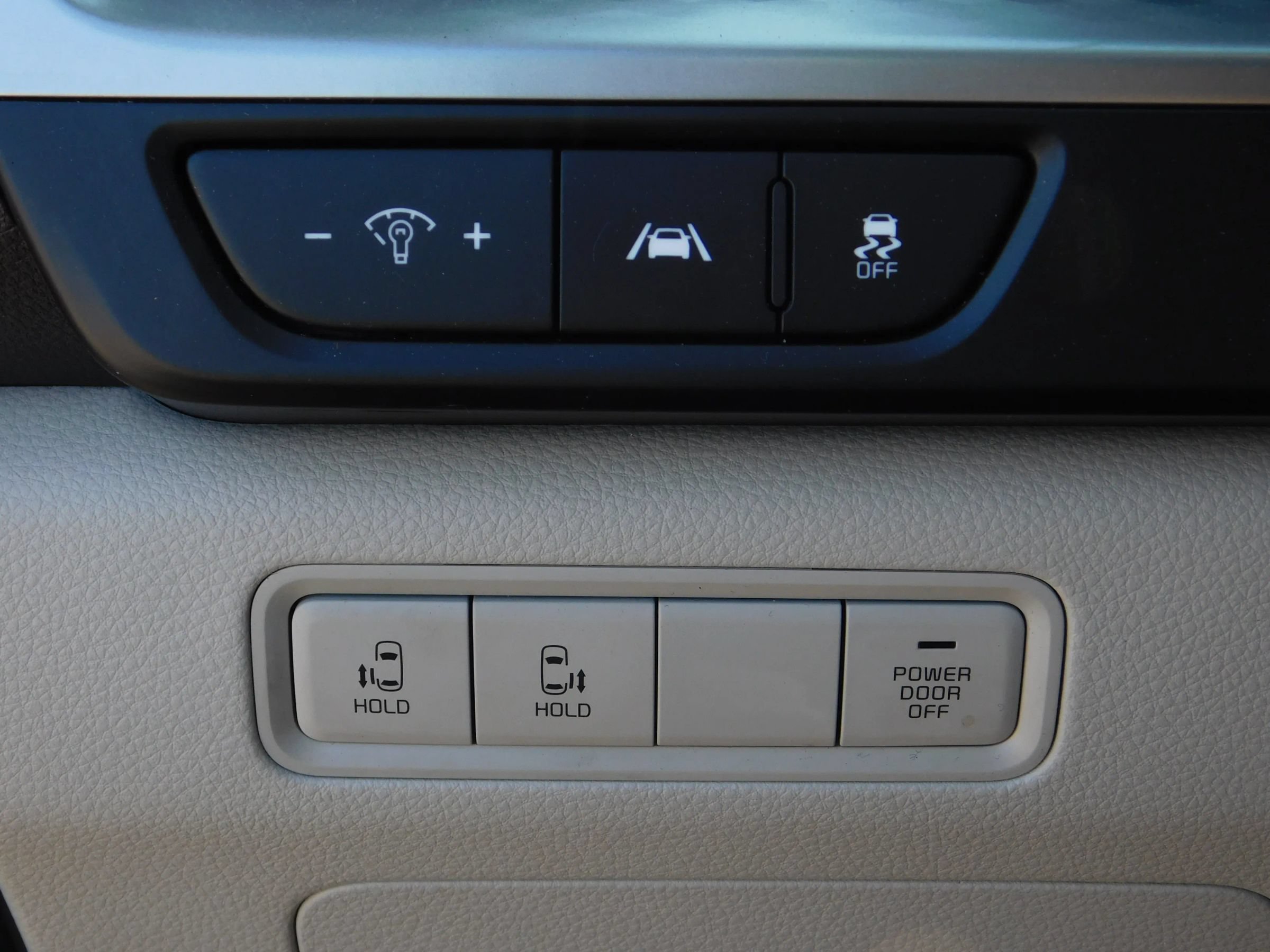 Used 2024 Kia Carnival LX FWD image 22