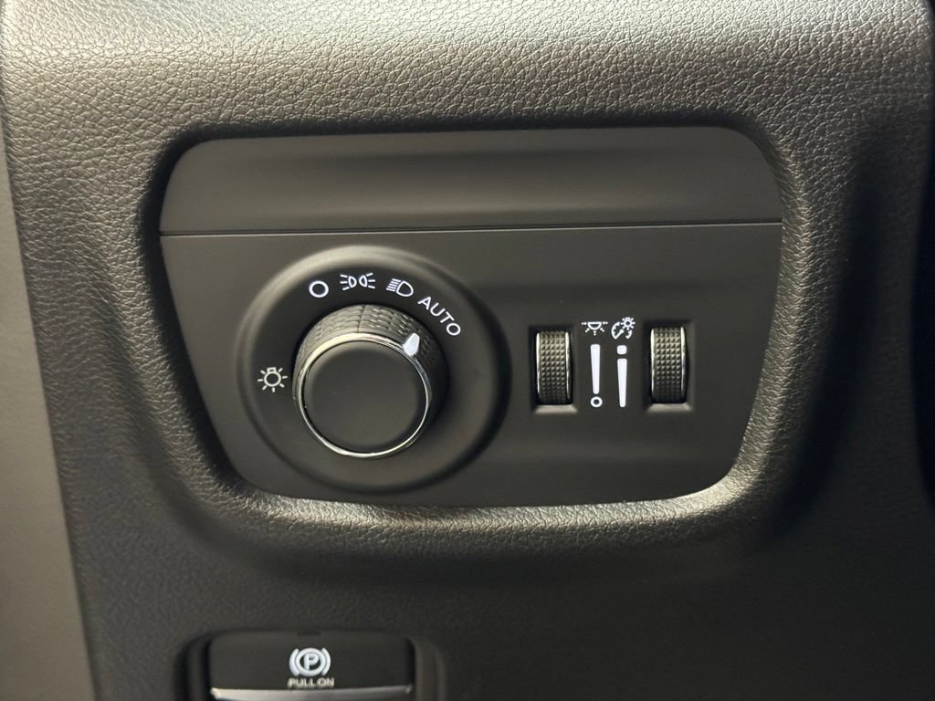 Used 2024 Jeep Grand Cherokee L Altitude AWD/4WD image 15