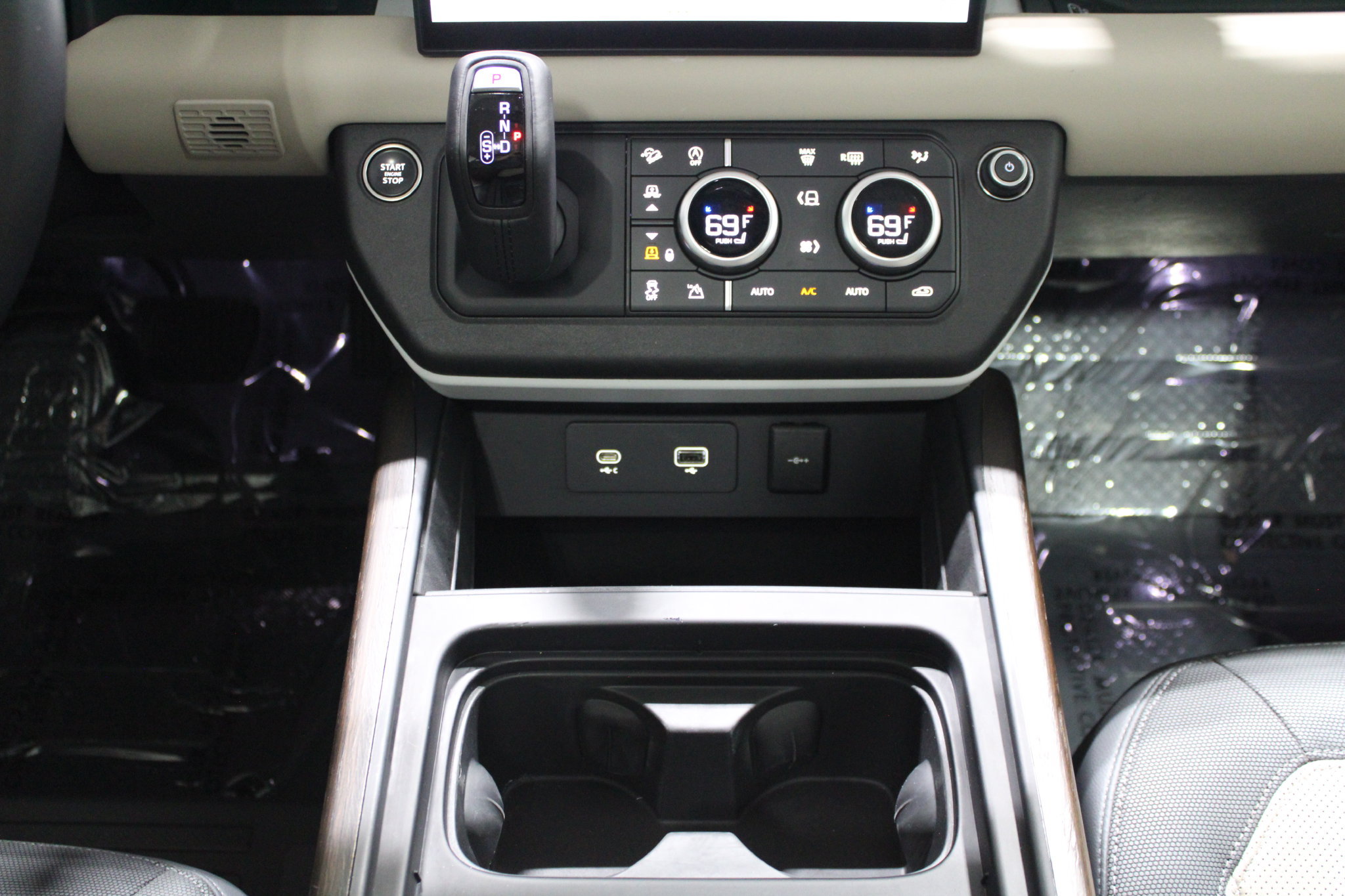 Used 2024 Land Rover Defender 130 X-Dynamic SE AWD/4WD image 34
