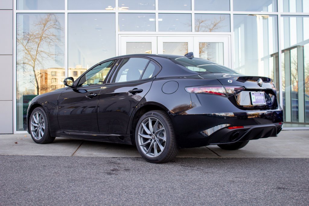 Used 2025 Alfa Romeo Giulia AWD image 8