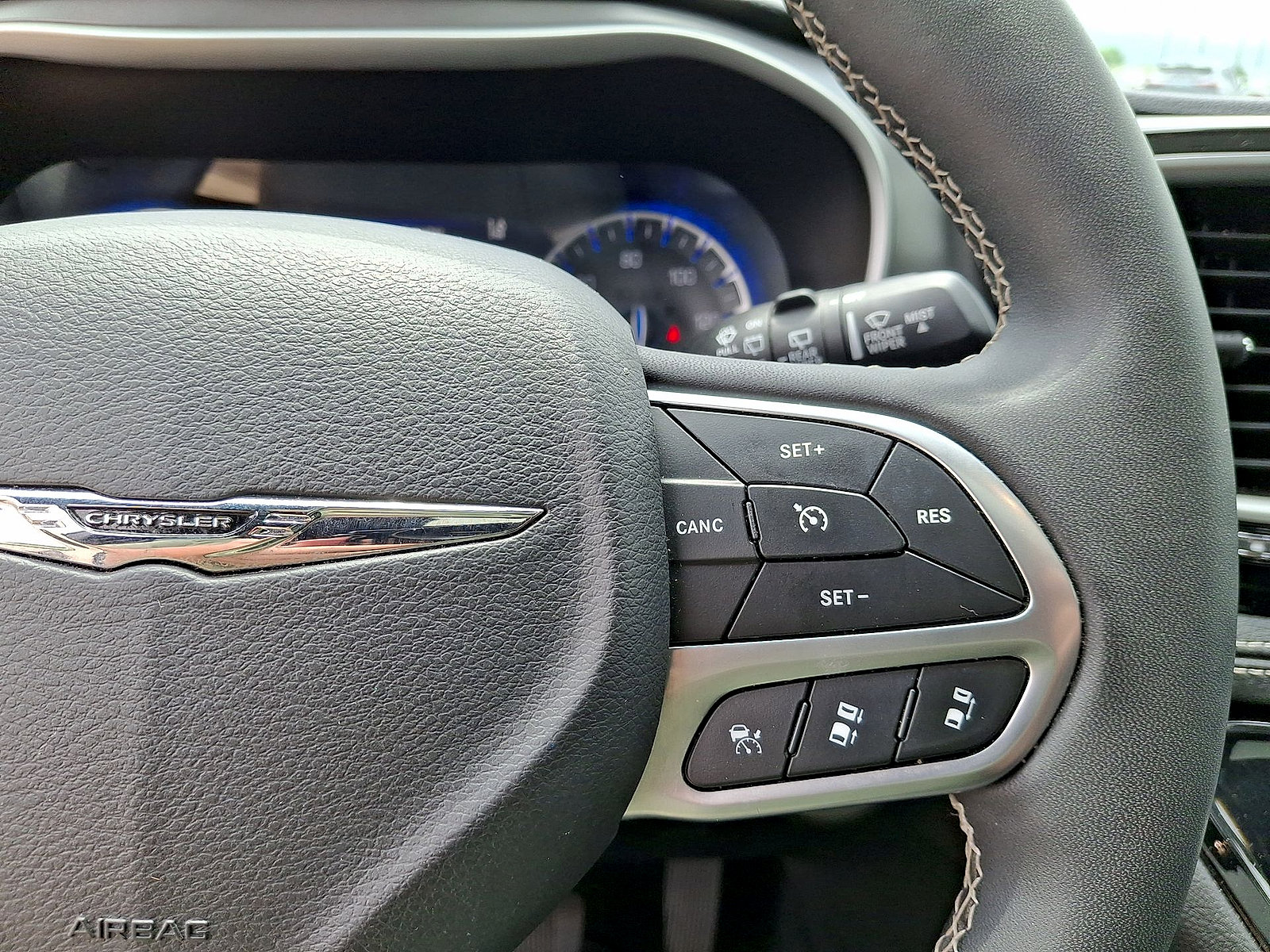 Used 2025 Chrysler Pacifica Select FWD image 18