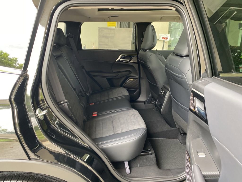New 2025 Mitsubishi Outlander SE image 26