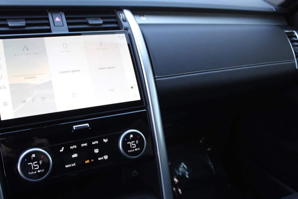 Used 2025 Land Rover Discovery Dynamic SE image 15