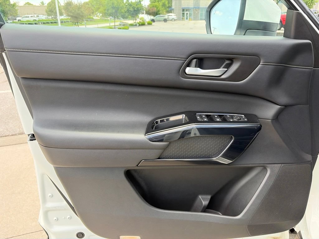 Used 2022 Nissan Pathfinder SV AWD/4WD image 45