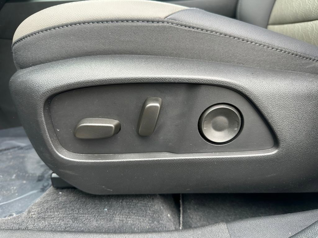 Used 2026 Chevrolet Equinox LT w/ Convenience Package II FWD image 16