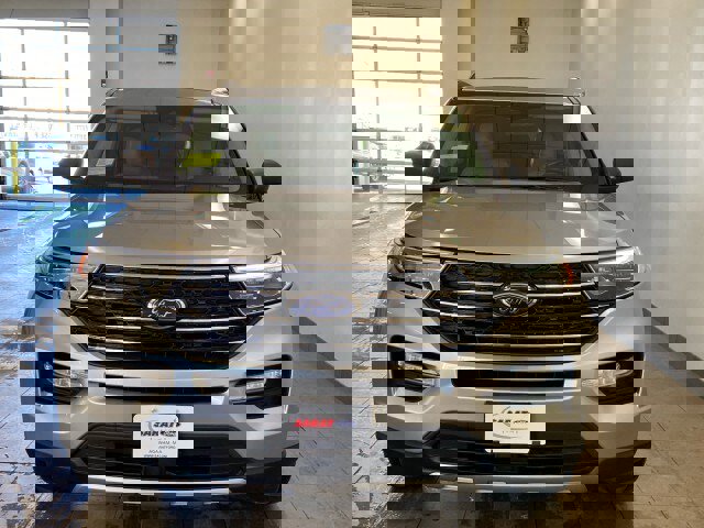 Used 2022 Ford Explorer XLT w/ Equipment Group 202A image 3