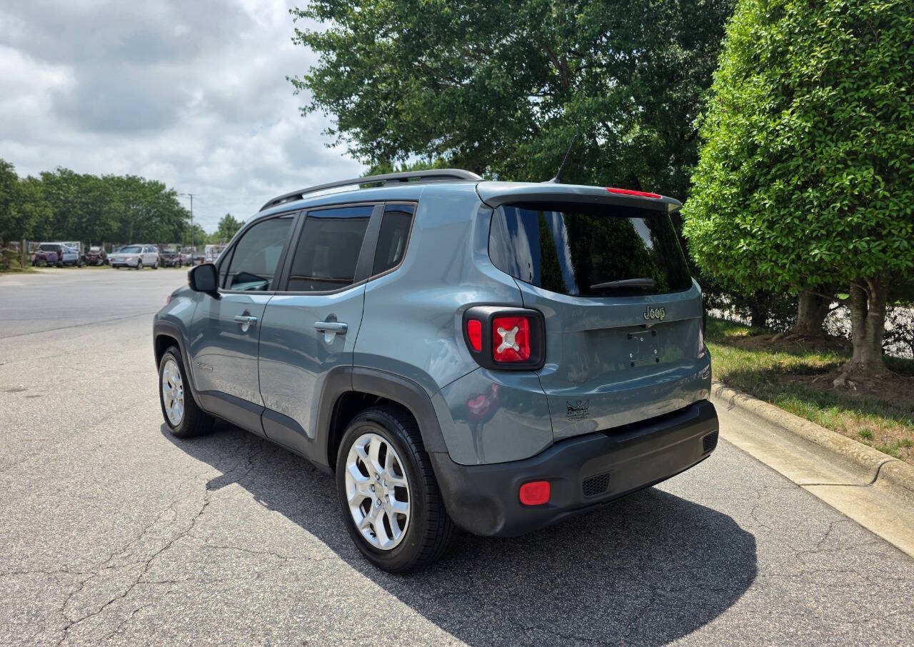 Used 2017 Jeep Renegade Latitude FWD image 3