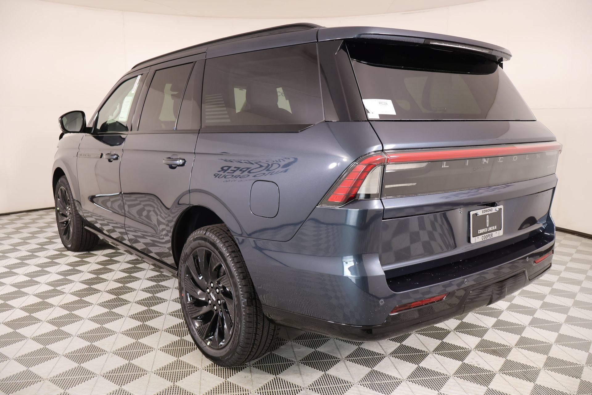 New 2026 Lincoln Navigator Reserve w/ Jet Appearance Package AWD/4WD image 24