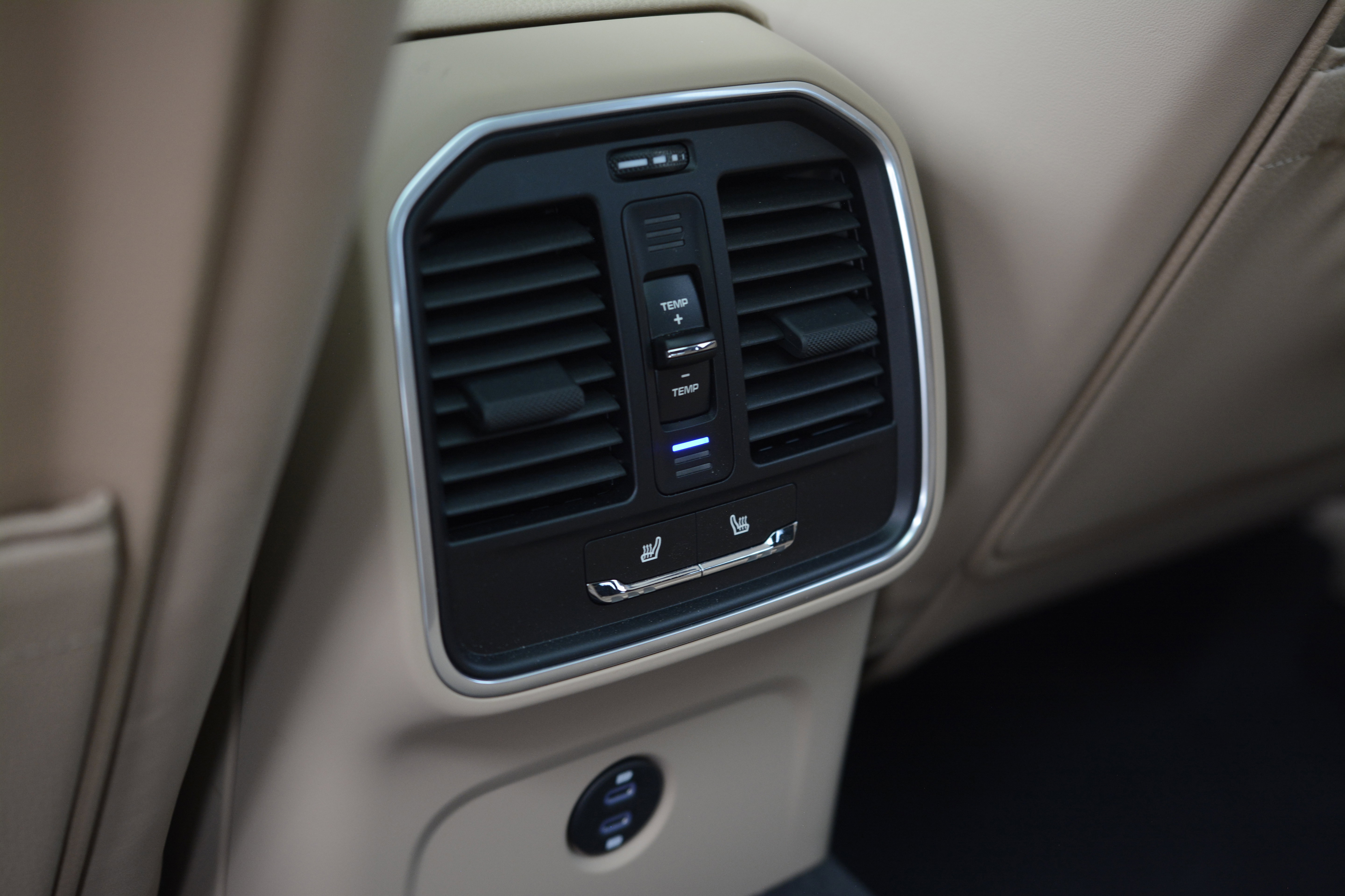 Certified 2026 Porsche Macan AWD/4WD image 32