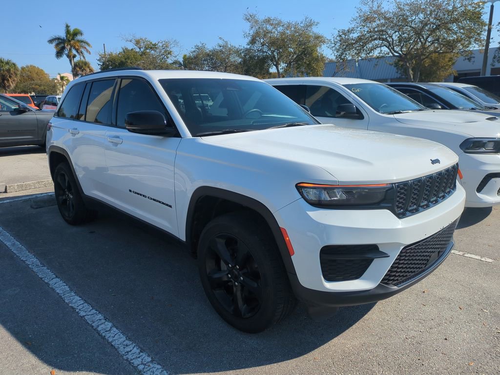 Used 2023 Jeep Grand Cherokee Altitude image 2