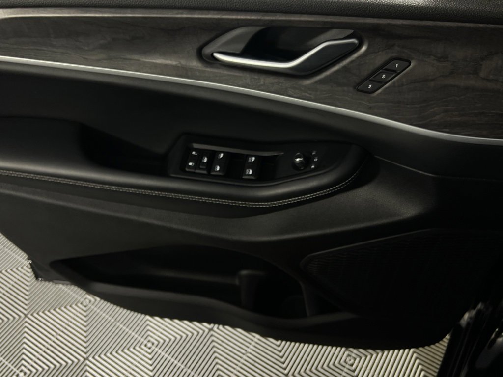 Used 2023 Jeep Grand Cherokee Limited image 25