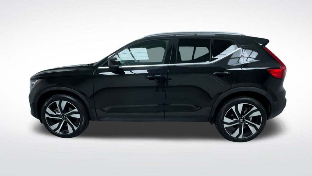 Used 2025 Volvo XC40 B5 Plus image 22