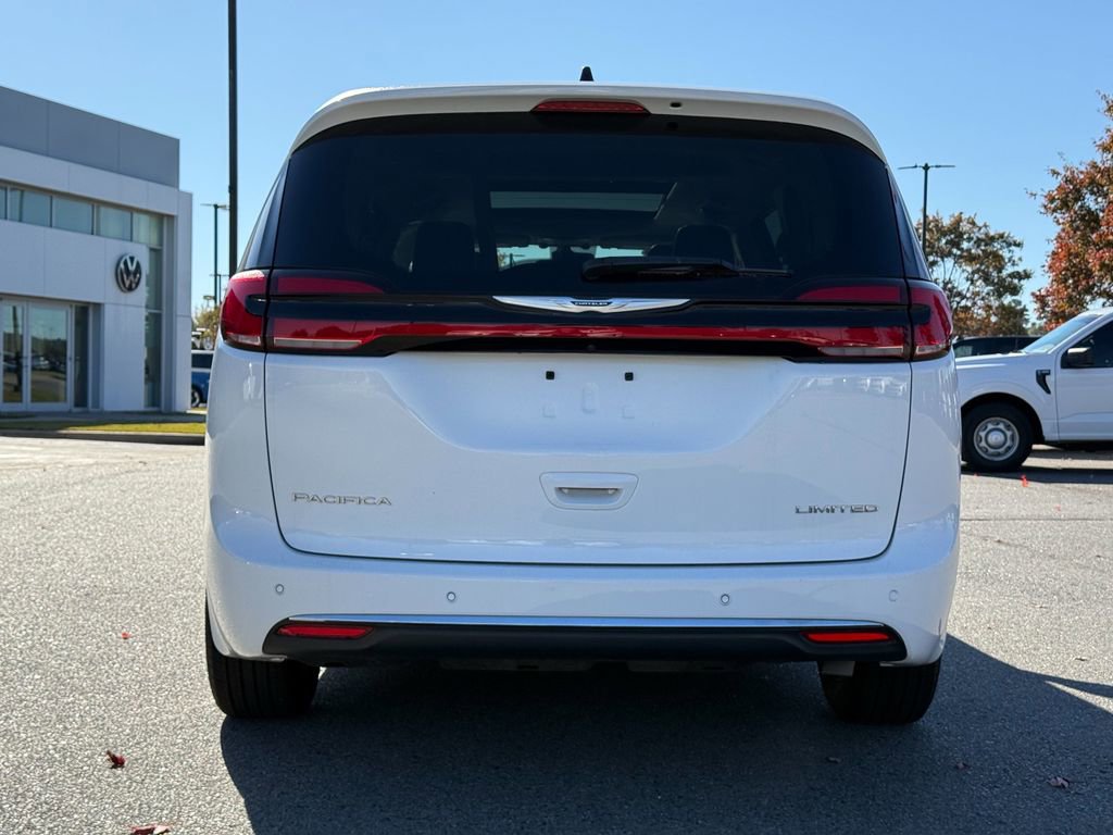 Used 2024 Chrysler Pacifica Limited image 4