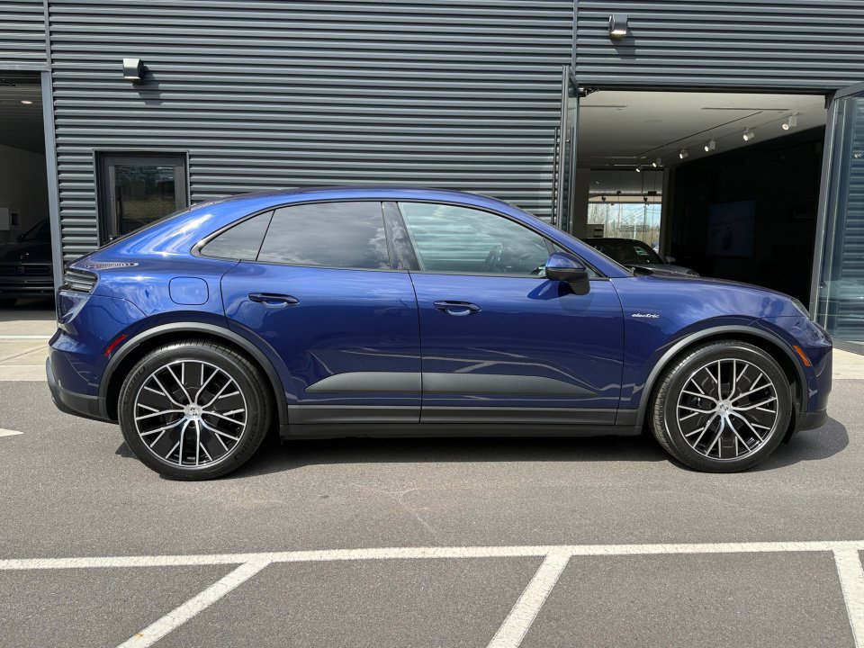 New 2026 Porsche Macan 4 Electric image 8