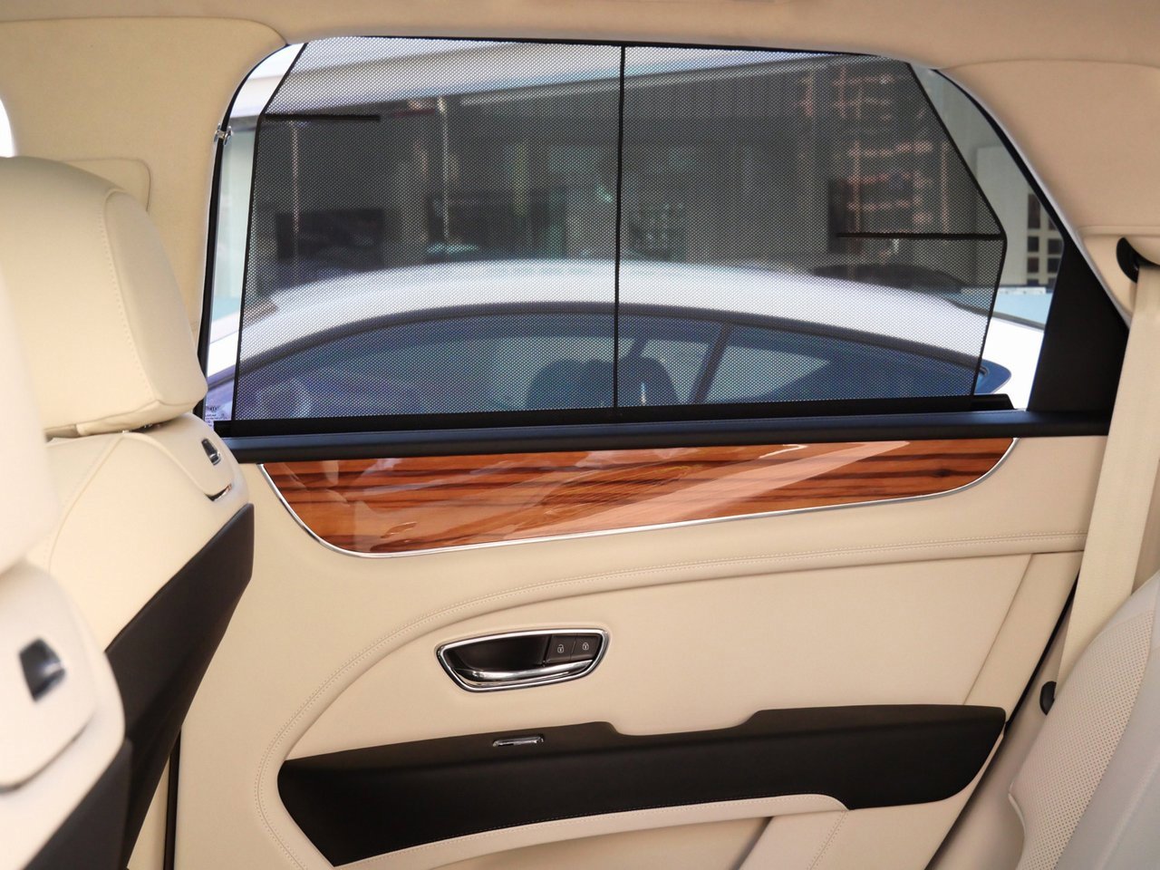 New 2025 Bentley Bentayga Plug-In Hybrid image 19