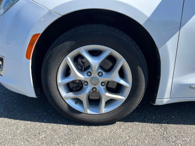 Used 2017 Chrysler Pacifica Touring-L w/ Tire & Wheel Group FWD image 10
