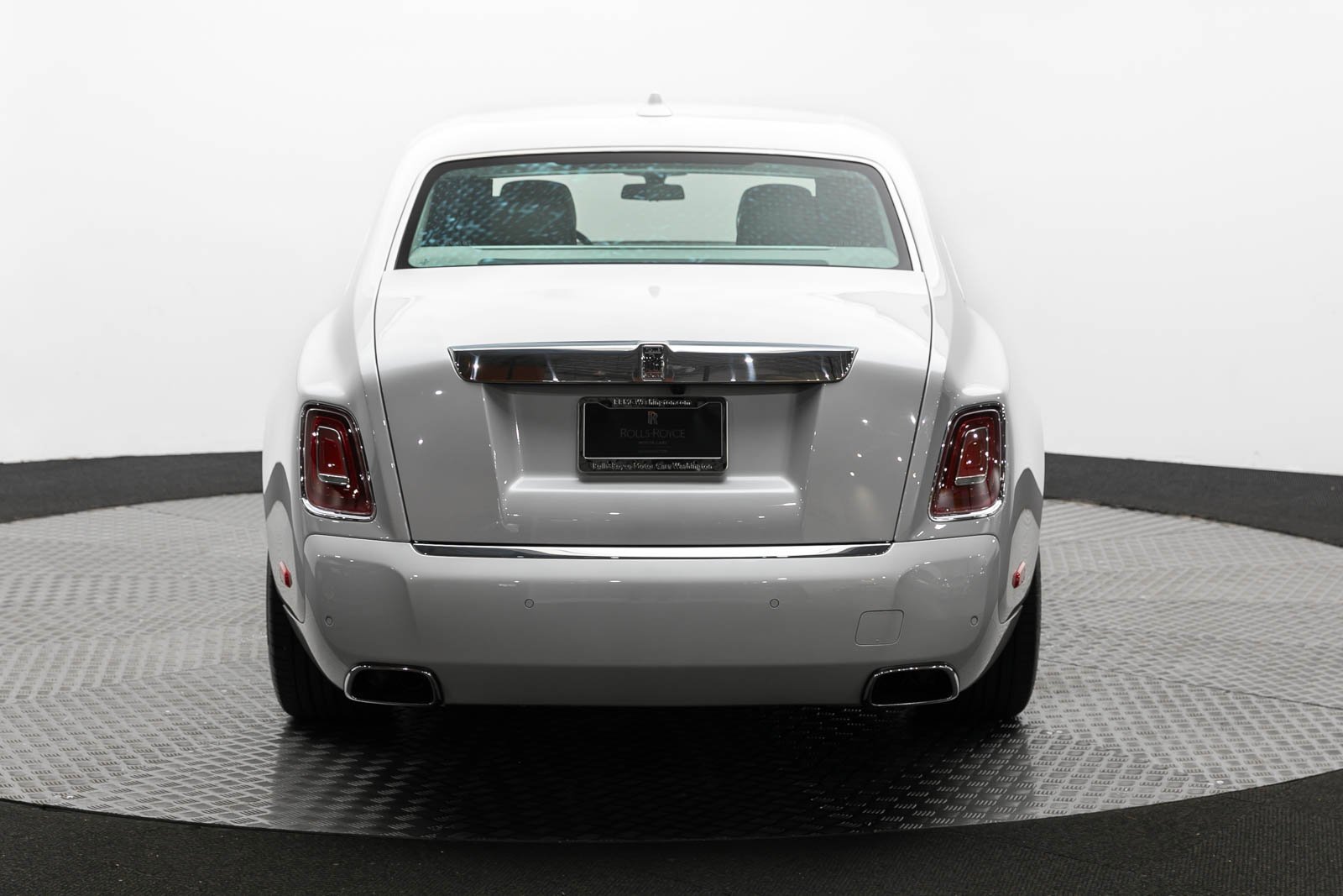 Used 2024 Rolls-Royce Phantom Extended Wheelbase w/ Leather Finishing Pack image 5