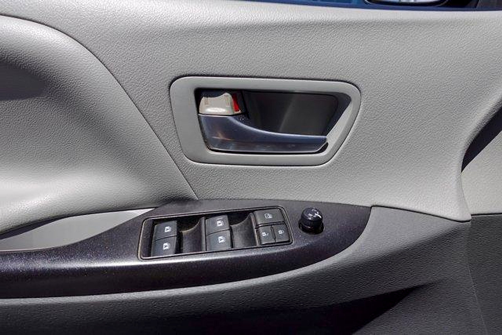 Used 2015 Toyota Sienna LE FWD image 13