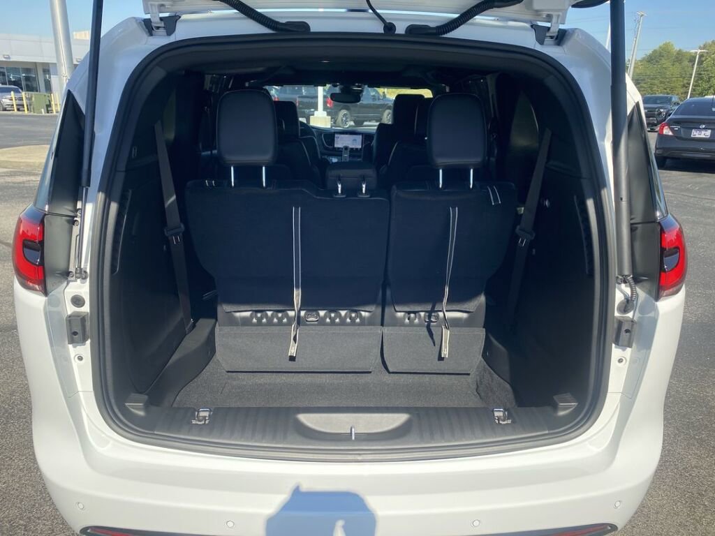 New 2026 Chrysler Pacifica Select w/ S Appearance Package image 25