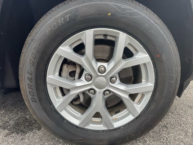 Used 2023 Jeep Grand Cherokee L Limited w/ Luxury Tech Group II image 9