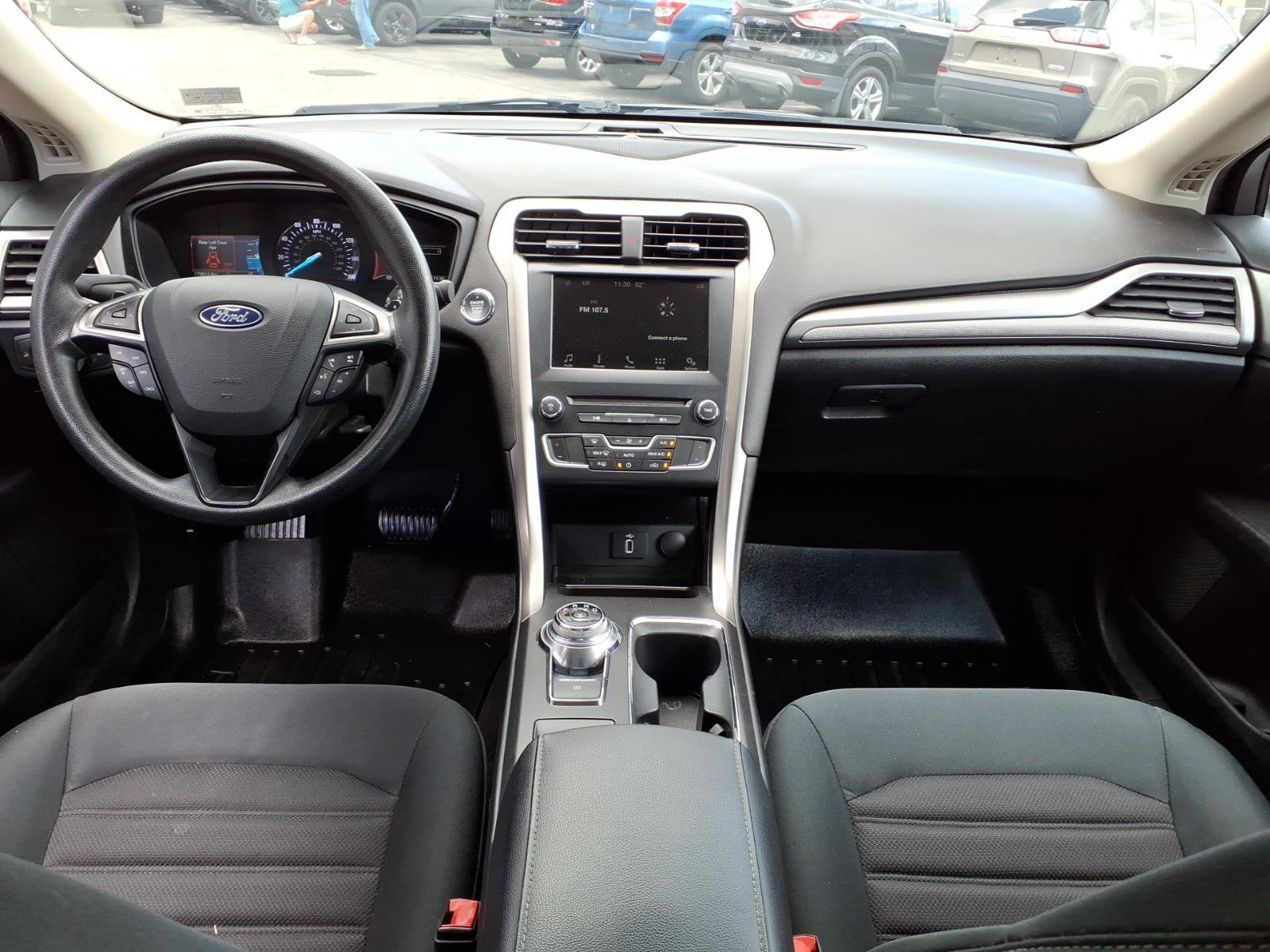 Used 2018 Ford Fusion SE w/ Fusion SE Technology Package FWD image 9