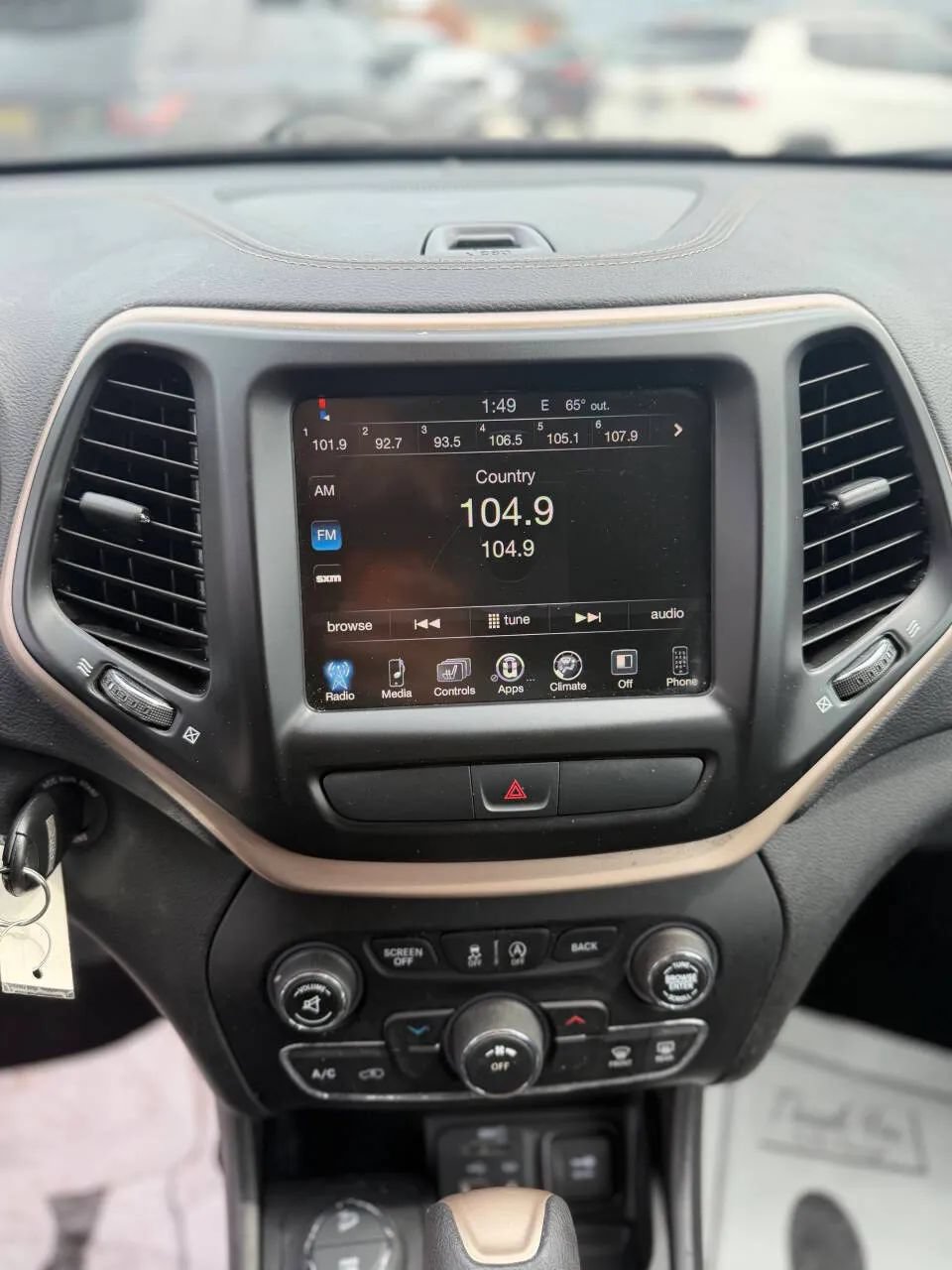 Used 2017 Jeep Cherokee Latitude w/ Cold Weather Group AWD/4WD image 15