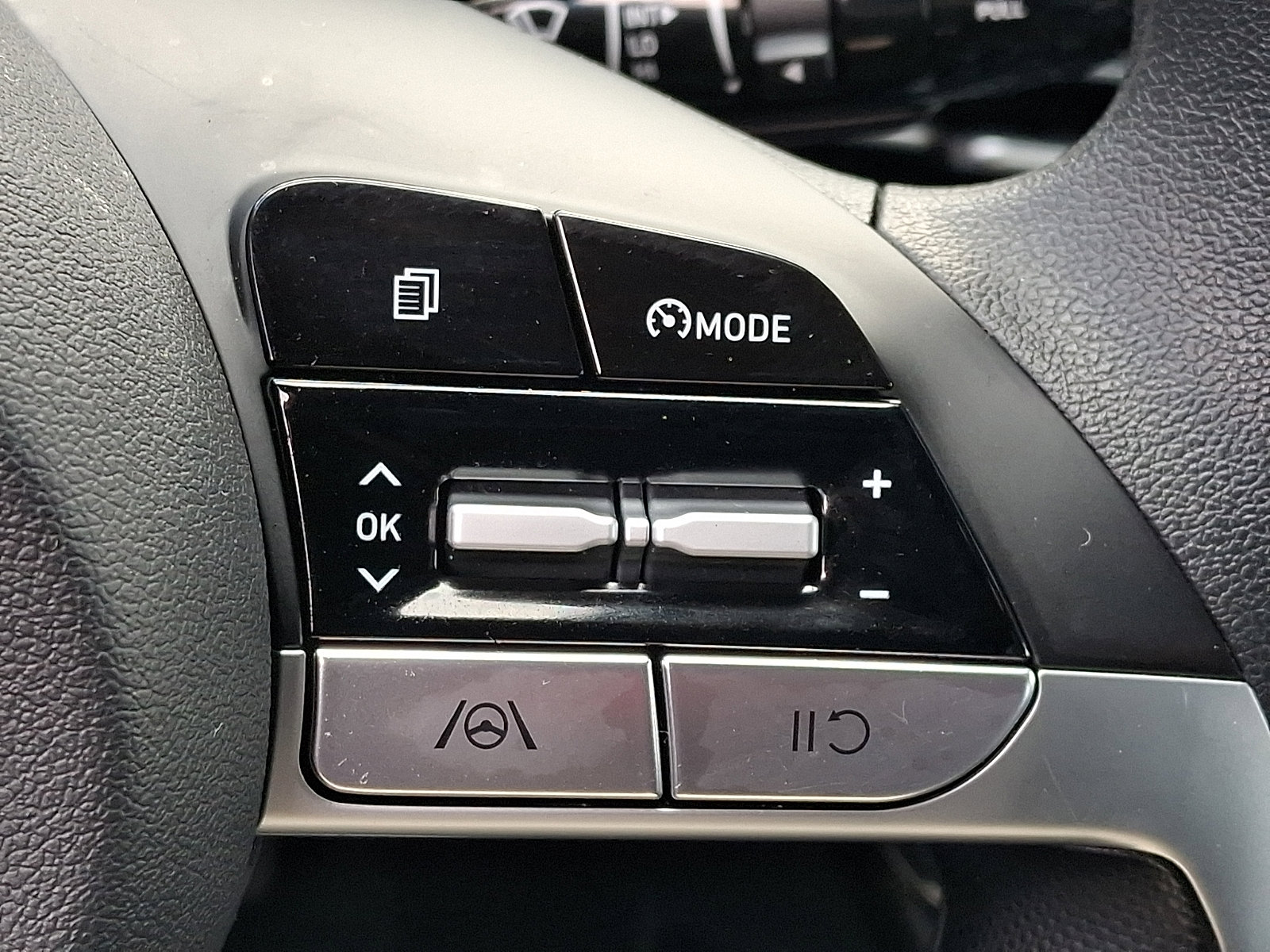 Used 2023 Hyundai Elantra SEL w/ Preferred Accessory Package image 22