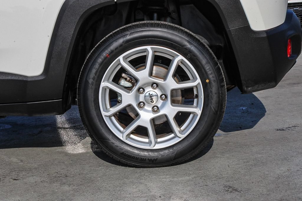 Used 2023 Jeep Renegade Latitude AWD/4WD image 12