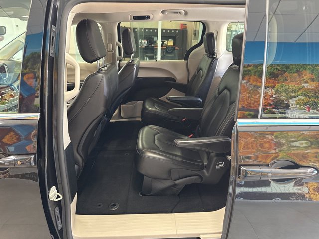 Used 2023 Chrysler Pacifica Touring-L FWD image 33