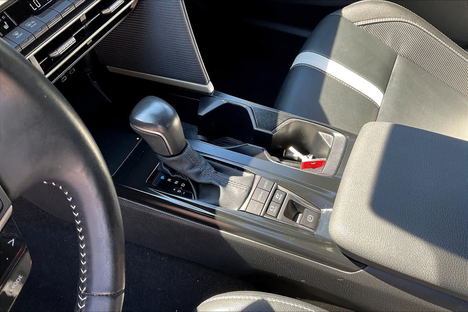Used 2025 Toyota Camry SE w/ Convenience Package FWD image 16