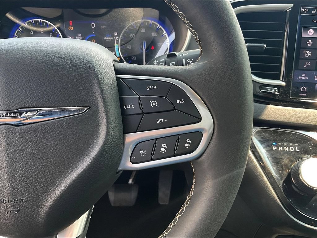Used 2025 Chrysler Pacifica Select FWD image 12