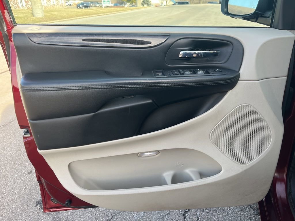 Used 2018 Dodge Grand Caravan SE image 28