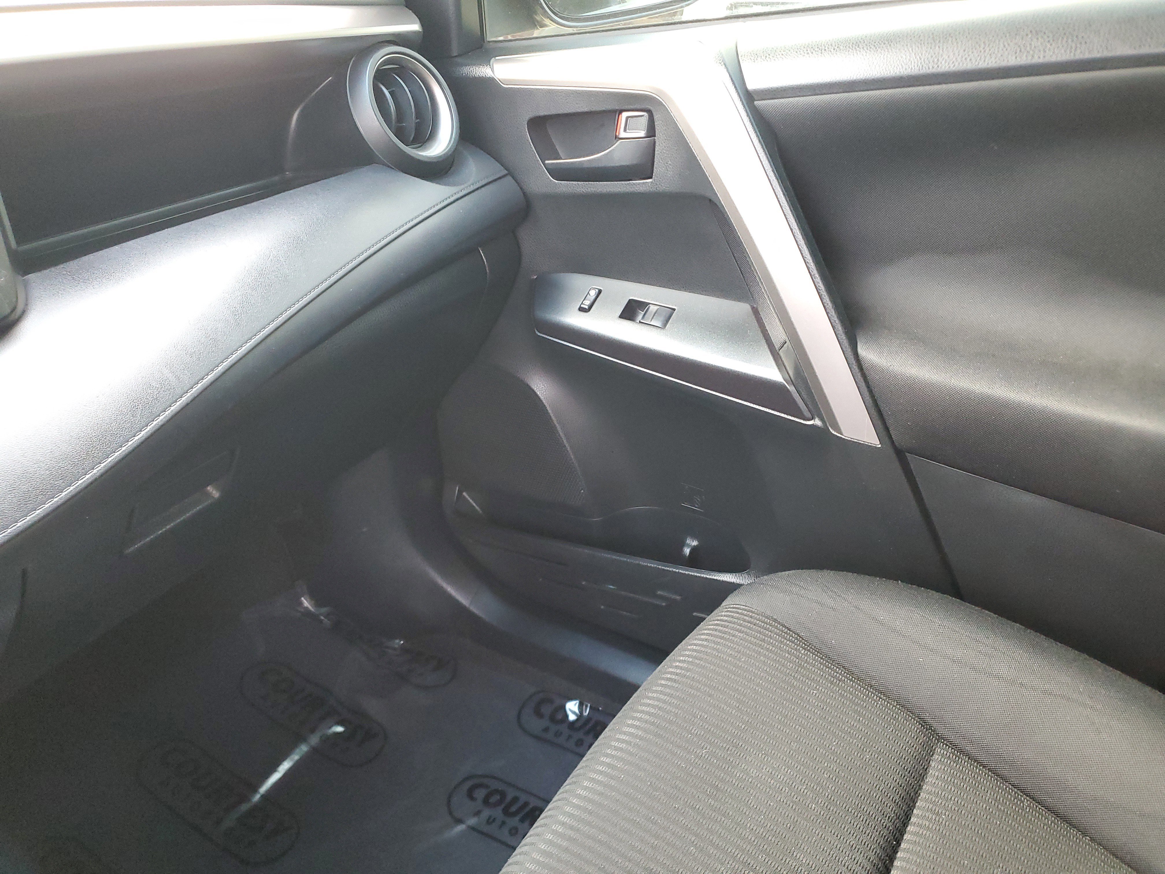 Used 2016 Toyota RAV4 LE image 21