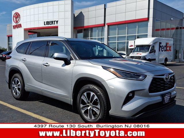 Used 2021 Toyota Highlander XLE AWD/4WD image 1