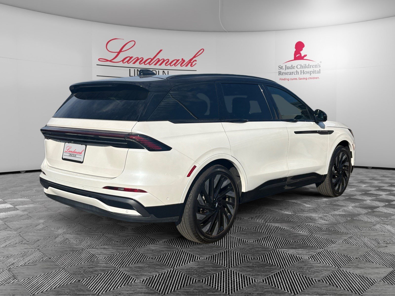 Certified 2024 Lincoln Nautilus Reserve w/ Equipment Group 202A AWD/4WD image 5