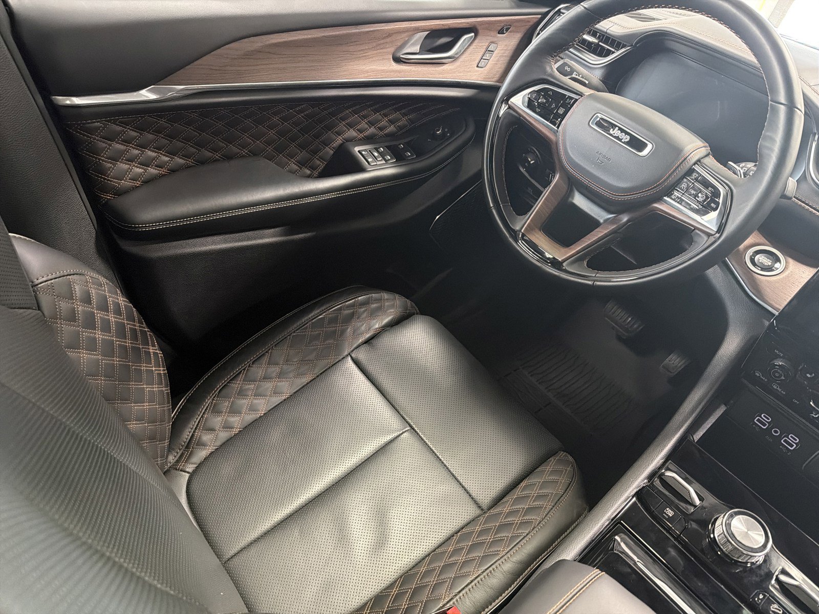 Used 2025 Jeep Grand Cherokee L Summit w/ Obsidian Package image 9