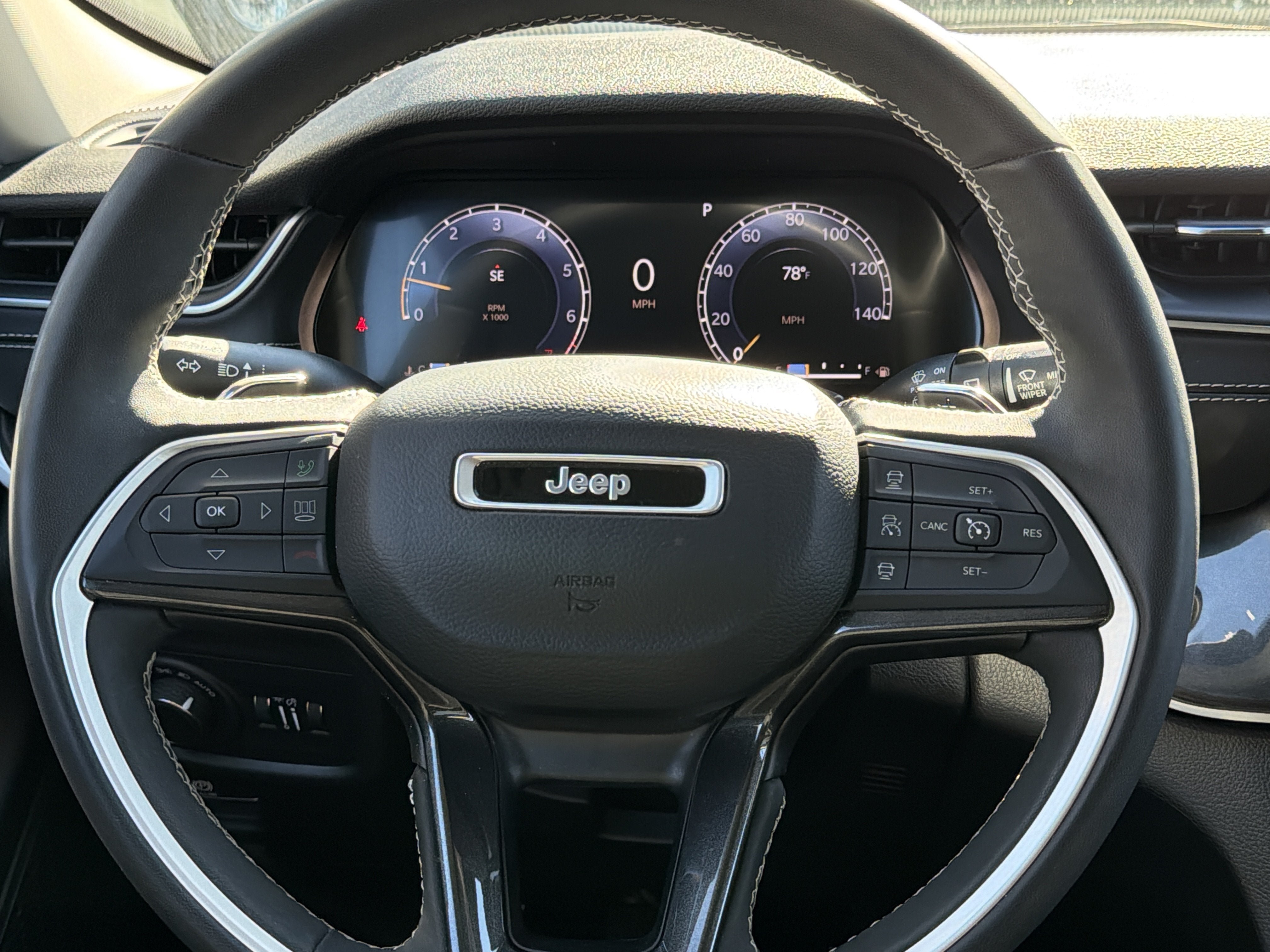 Used 2023 Jeep Grand Cherokee Laredo w/ Luxury Tech Group I AWD/4WD image 14