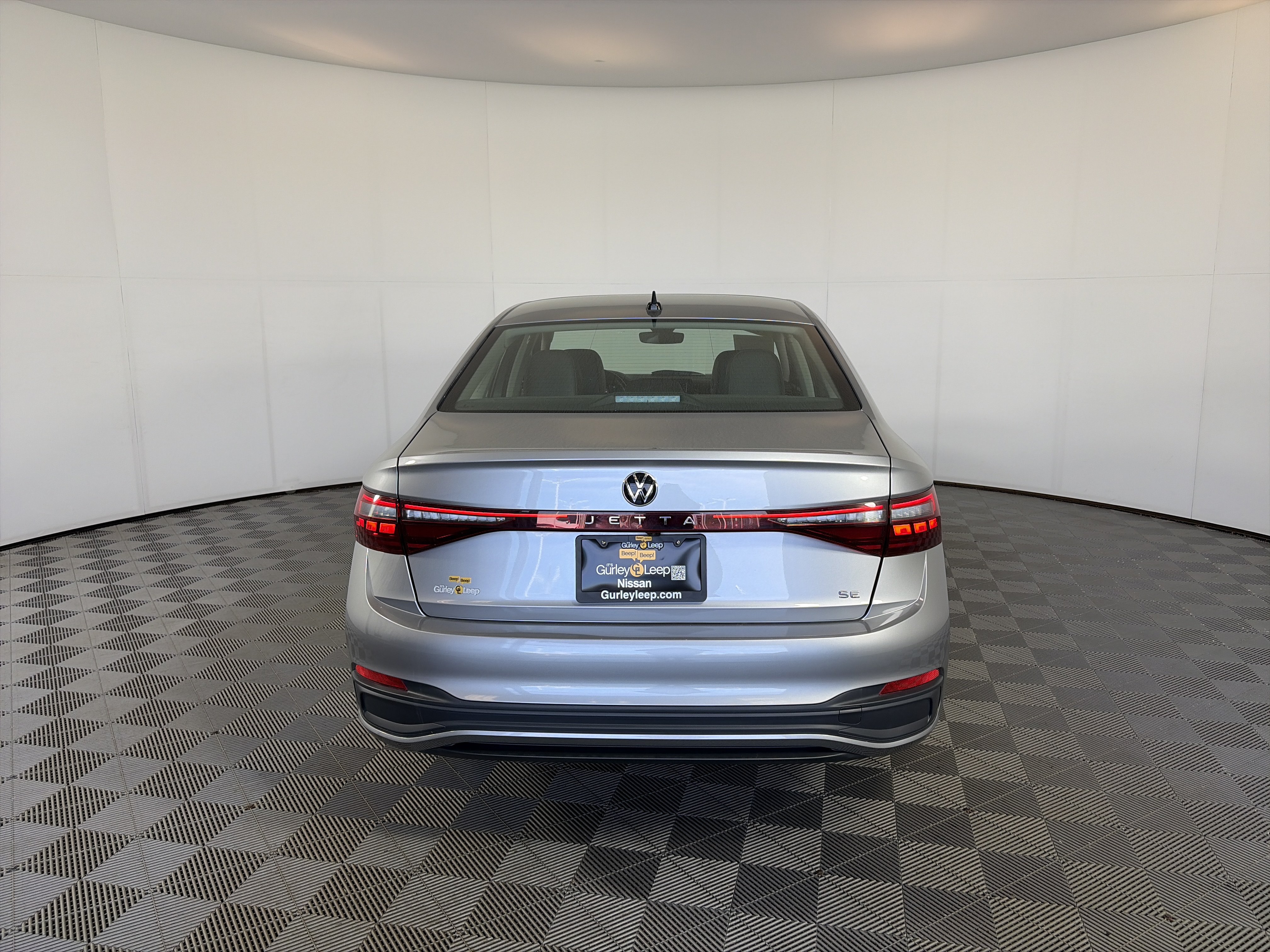 Used 2025 Volkswagen Jetta SE FWD image 8