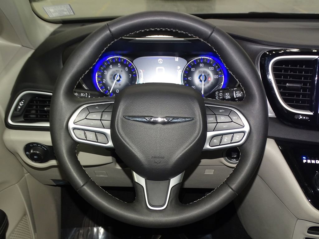 Used 2024 Chrysler Pacifica Touring-L image 24