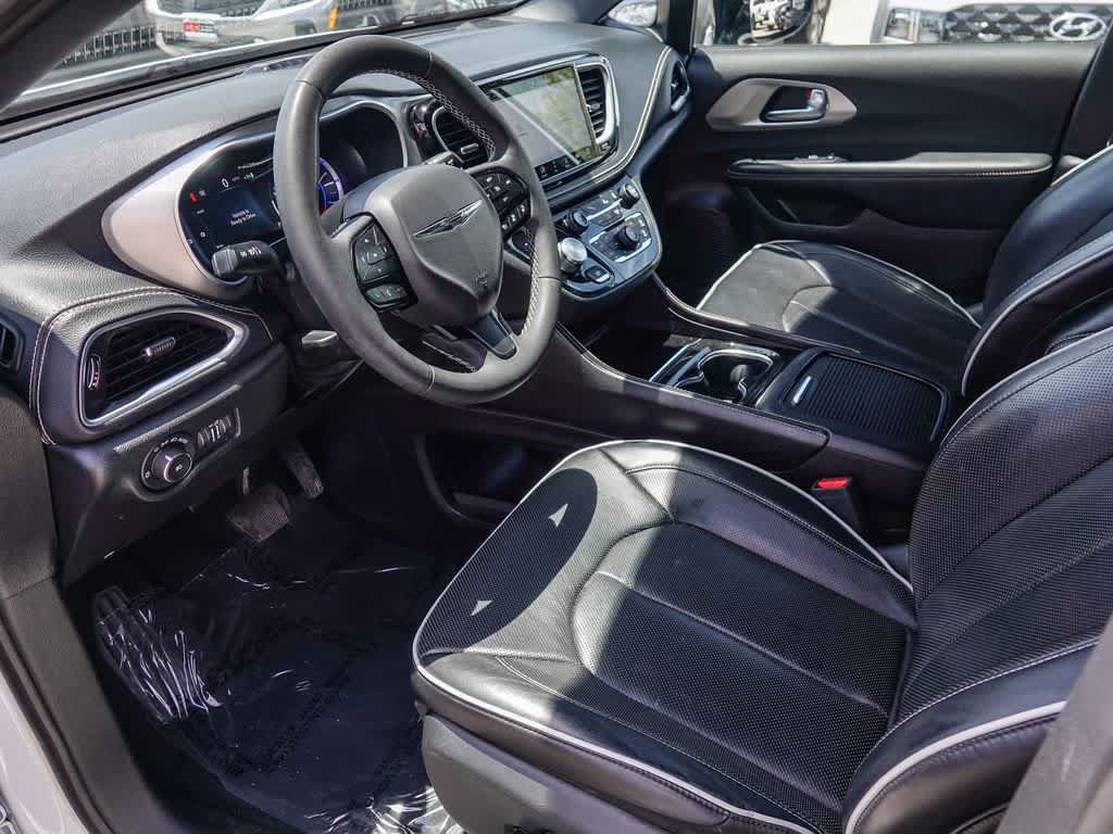 Used 2024 Chrysler Pacifica Premium FWD image 16