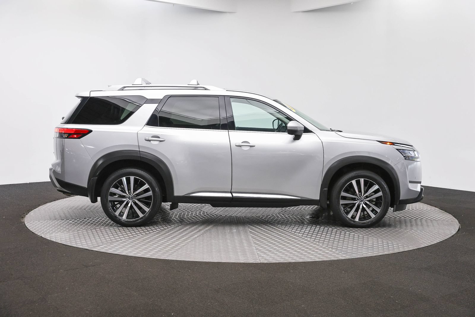 Used 2023 Nissan Pathfinder Platinum AWD/4WD image 4