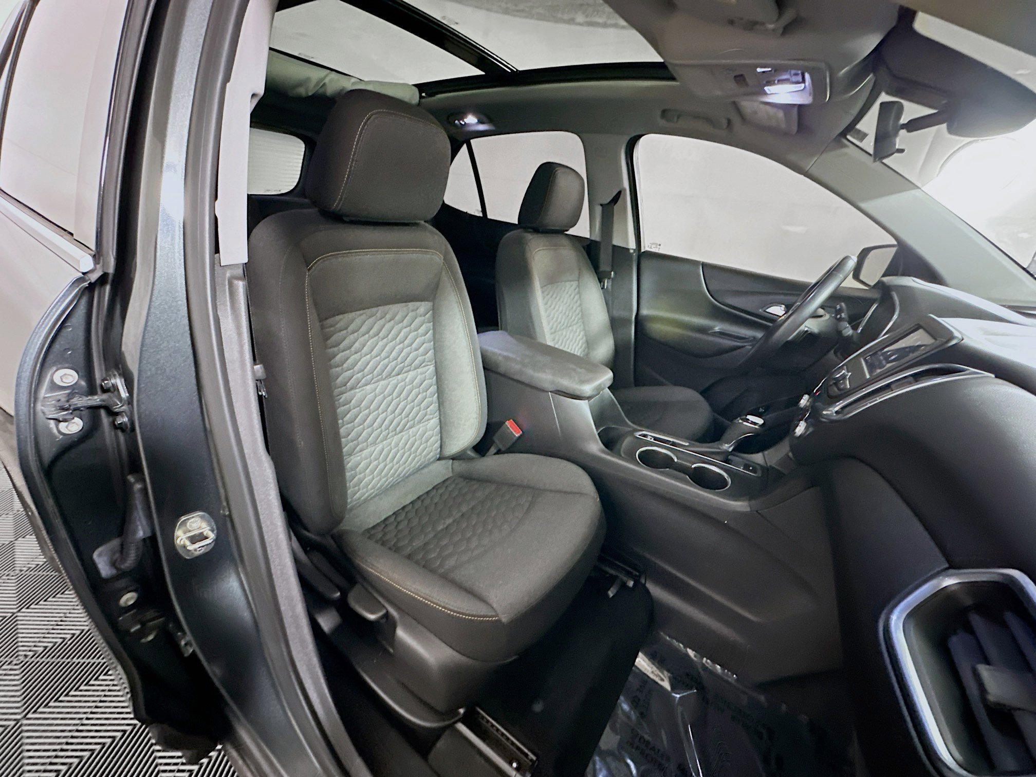 Used 2020 Chevrolet Equinox LT FWD image 28