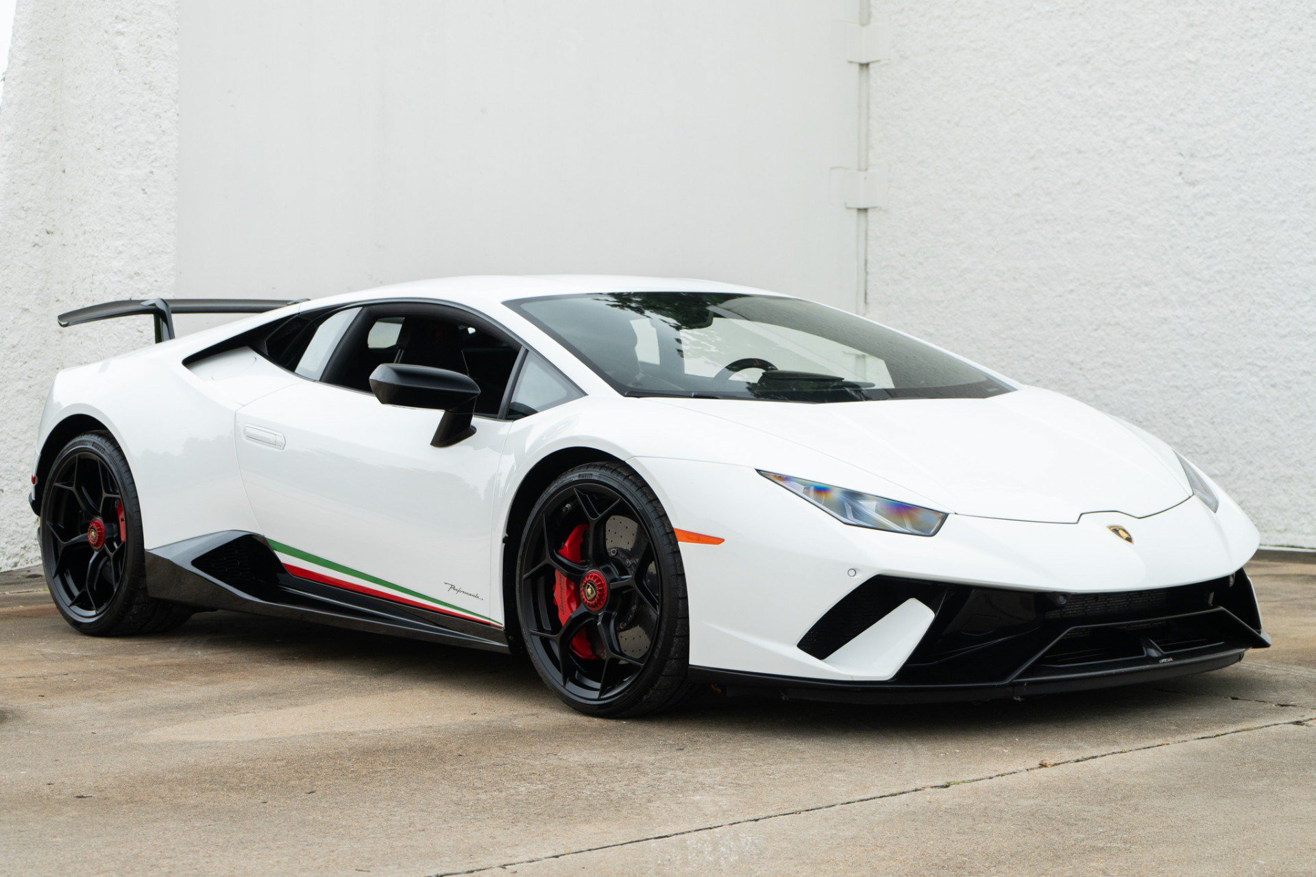 Used 2018 Lamborghini Huracan Performante AWD/4WD image 2