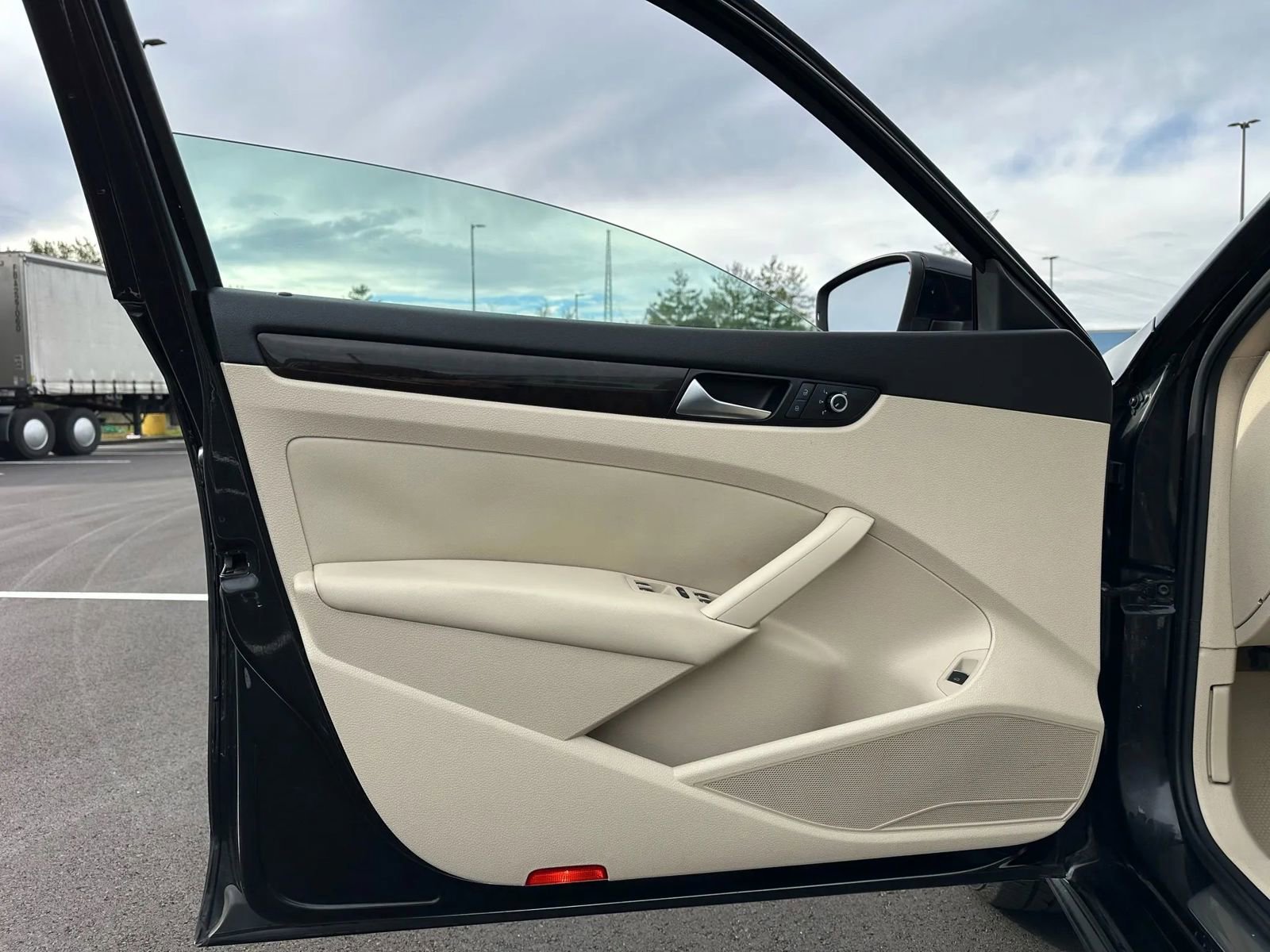 Used 2015 Volkswagen Passat 1.8T SEL Premium image 15